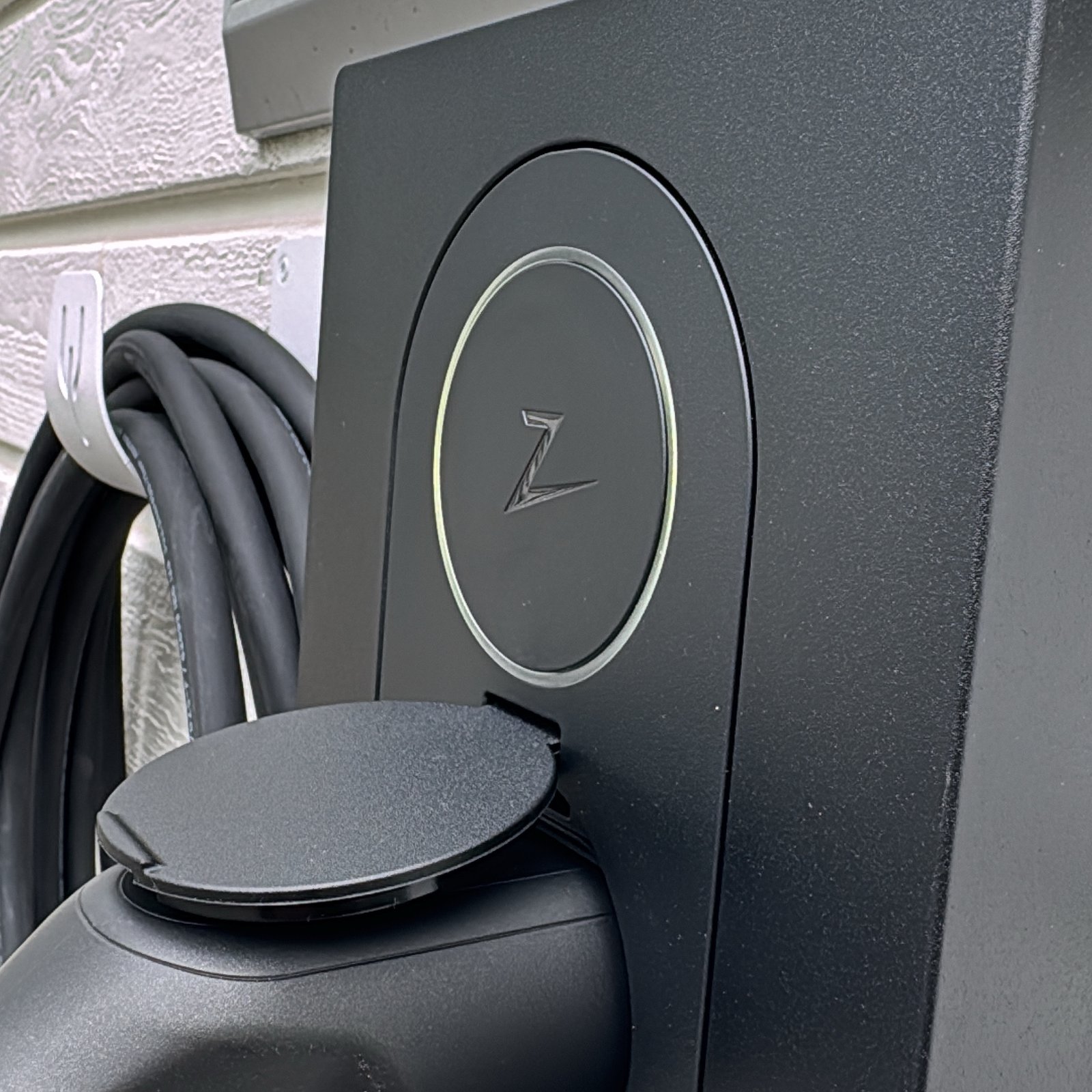Elbilsladdare hemma - installerad laddbox på vägg av ElektrikerNu