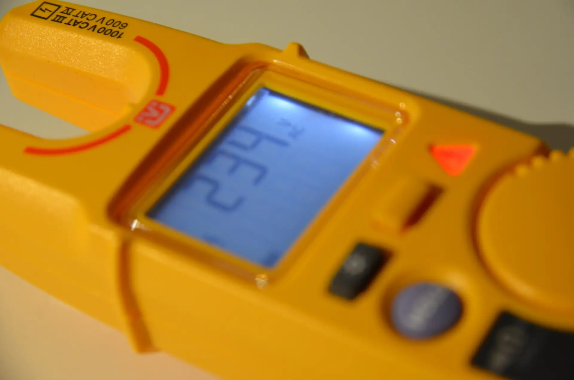 Felsökning Stockholm - elektriker med mätinstrument