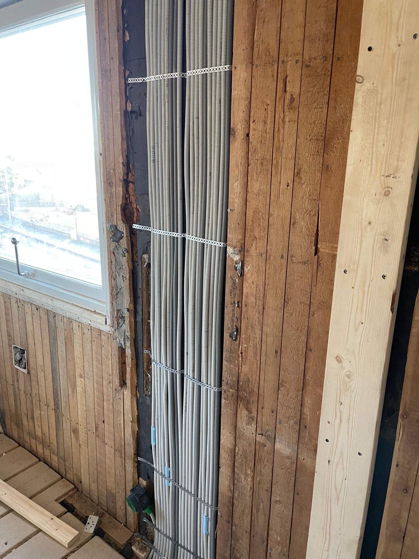 Elinstallationer i hemmet - öppen vägg med elkablar under pågående installation