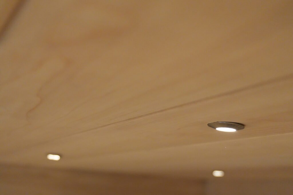 Professionellt monterade LED-spotlights i trätak utfört av elektriker i Täby
